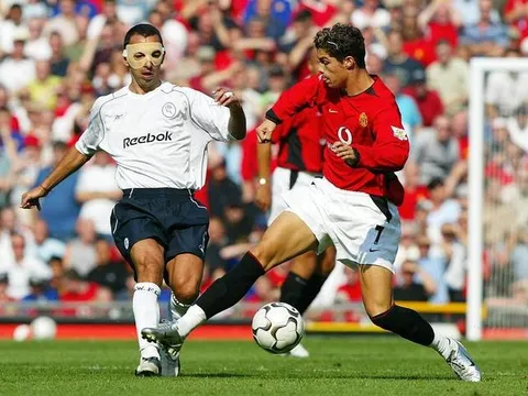 Ronaldo khiến tất cả ngã ngửa ngày gia nhập Man Utd