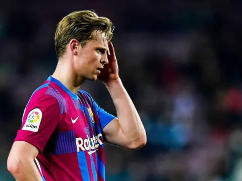 Bạn gái ra mặt, De Jong có câu trả lời cho Chelsea