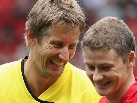 Solskjaer nói gì về khả năng tái ngộ Van der Sar?