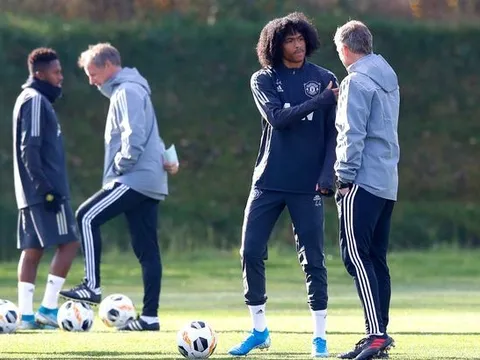 Solskjaer nói gì với Tahith Chong trước khi chia tay?