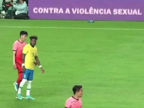 Son 'gây hấn', Fred cười nhăn răng