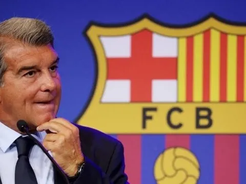Về lại Barca, sóng gió liên tục ập đến Laporta