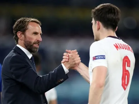 Southgate bênh vực Maguire, Roy Keane gửi ngay thông điệp