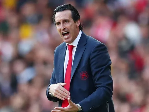 Fan Arsenal nổi đóa: "Tốn chỗ, phí thời gian. Đuổi kẻ đó ngay đi"