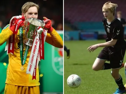 Người hùng của Liverpool hóa ra là một tiền đạo đích thực