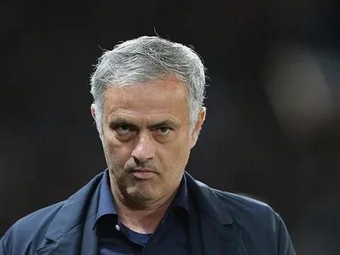 Thẳng tay gạt bỏ "công thần", Mourinho lại gây sốc