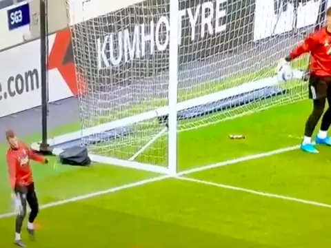 CHOÁNG! De Gea thế này, bảo sao mất vị trí vào tay Henderson