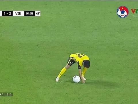 Cầu thủ Malaysia có pha gian lận không thấy ngượng