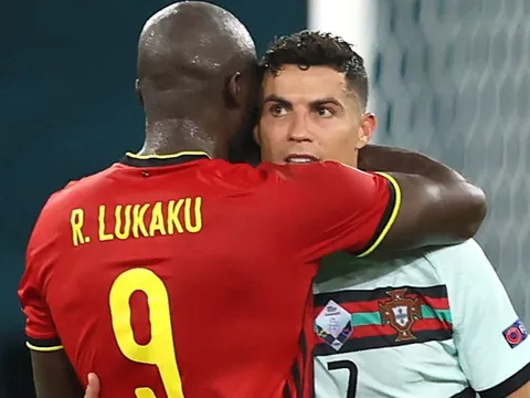 Bỉ đi tiếp, Lukaku lập tức có 1 hành động với Ronaldo