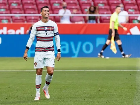 Cristiano Ronaldo bị la ó khi trở lại Madrid