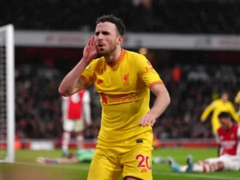 Tăng tốc bắn hạ Arsenal, Liverpool phả hơi nóng cận kề Man City