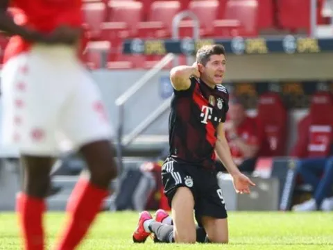 Lewandowski tái xuất trừng phạt Hack, Bayern lại thua đau