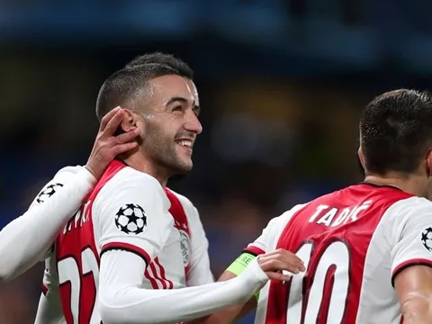 'Stamford Bridge sững sờ trong im lặng'