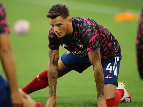 CĐV Arsenal tức điên gọi Ben White là gã hề, một Luiz tóc ngắn