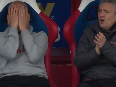 Sterling chứng nào tật nấy, Guardiola vò đầu ôm mặt ngoài đường biên