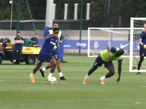 Sterling khiến Koulibaly chới với