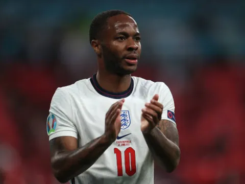 Sterling nói điểm khác biệt về Saka và Grealish sau khi lập công