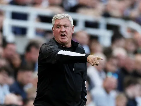 Steve Bruce báo tin vui về đội hình trước ngày tiếp đón Chelsea