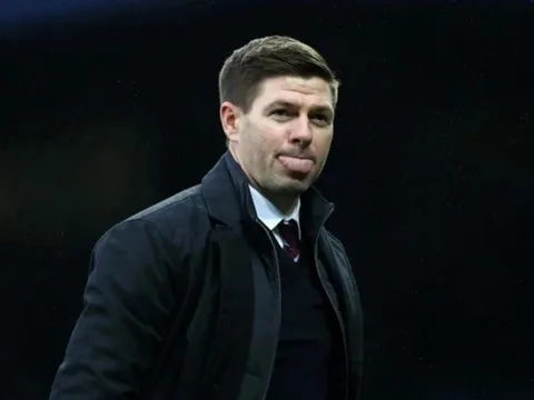 Steven Gerrard vẫn đẳng cấp trước Everton