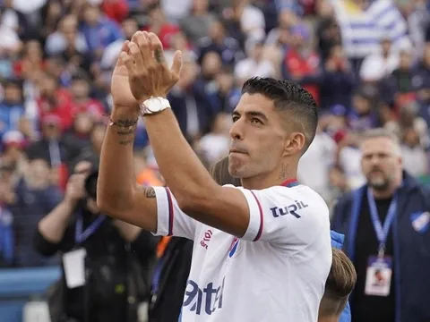Suarez để thua trận ra mắt ở Uruguay