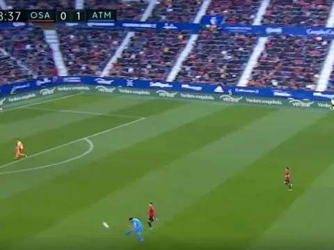 Suarez ghi bàn từ khoảng cách gần 40 m