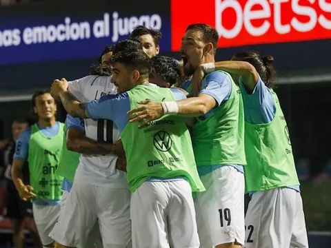 Suarez hóa người hùng, Uruguay sáng cửa dự World Cup