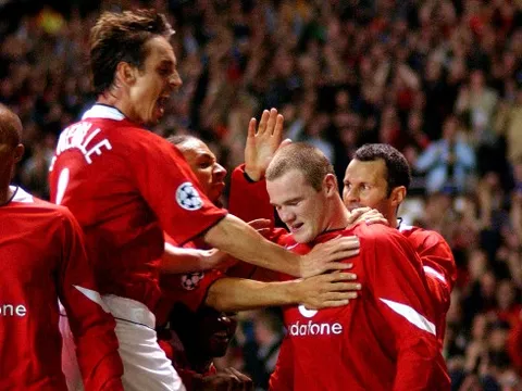 Suarez ở Atletico, Rooney ở M.U và 12 màn ra mắt hoàn hảo của các sao bóng đá