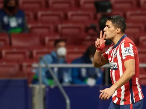 Suarez sắc lẹm, Atletico thắng hú vía nhờ 'bàn tay vàng'