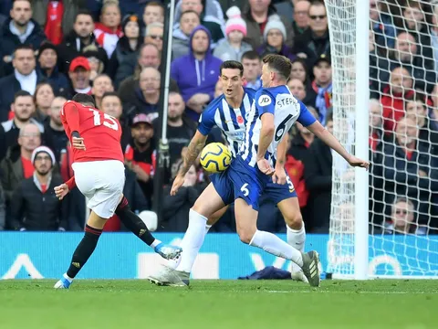 Sút tung lưới Brighton, Man Utd là "thánh hưởng lợi" ở Premier League