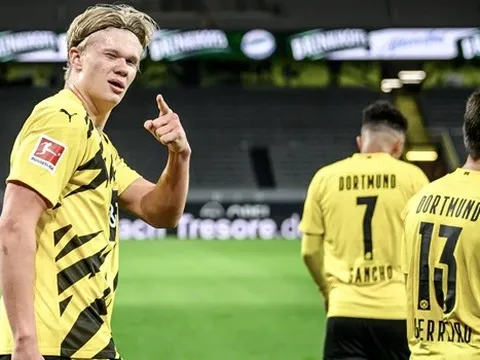 Sút tung lưới Schalke, Haaland đang trở thành một sát thủ toàn diện