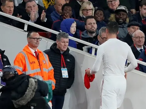 SỐC: Xhaka hành xử điên rồ với khán giả Arsenal