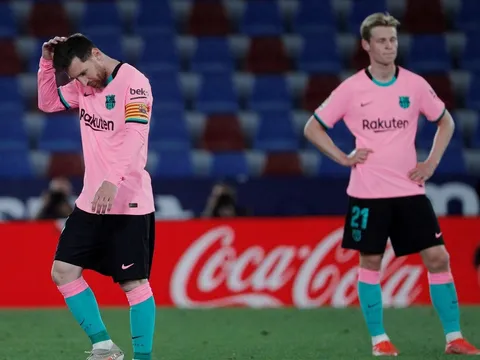 Giống như David Villa, Suarez khiến Barca phải trả giá đắt