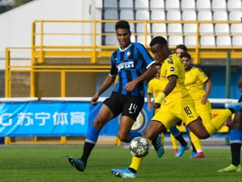 Tài không đợi tuổi, “hiện tượng” sinh năm 2004 của Dortmund tiếp tục gây bão