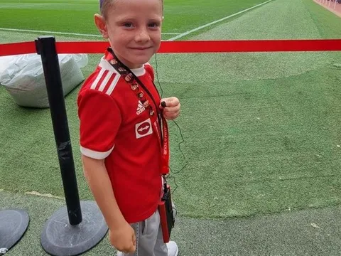 Tài năng nhí mơ khoác áo Man United