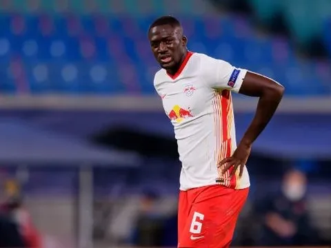 Tại sao Man Utd không chiêu mộ 'đá tảng' 1m94 như Liverpool?