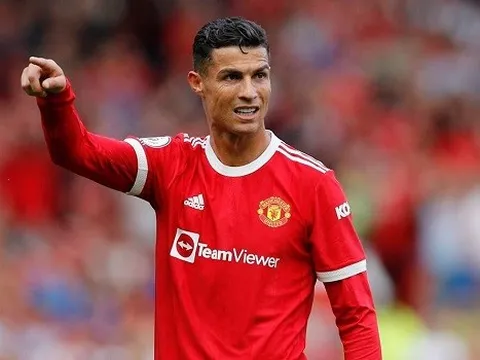 "Tại sao Man Utd lại phải bám lấy Ronaldo?"
