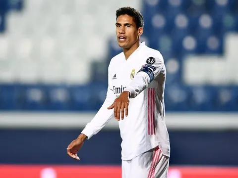 Tại sao Real Madrid để M.U đi cửa sau với Raphael Varane?