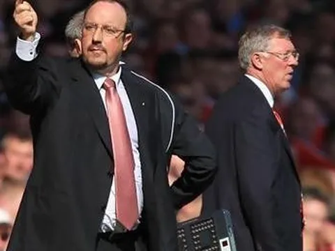 Tấm thẻ vàng khơi mào cuộc khẩu chiến dai dẳng giữa Sir Alex và Benitez