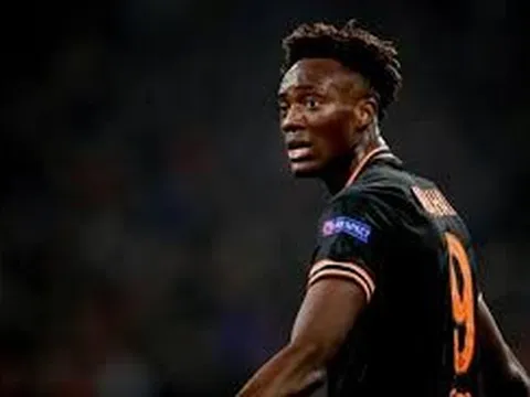 Tammy Abraham 'tịt ngòi', lời nguyền số 9 liệu đã linh ứng?