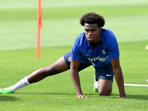 Tân binh 18 tuổi ra mắt Chelsea, có buổi tập đầu tiên ở Cobham