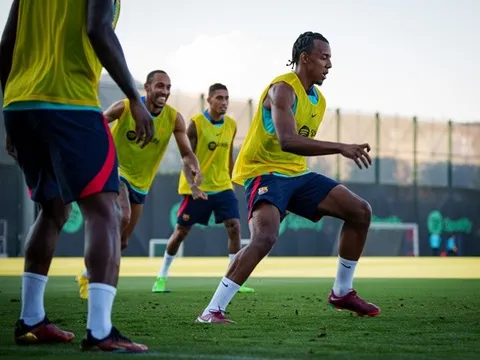 Tân binh 60 triệu xuất hiện khí thế trên sân tập Barca