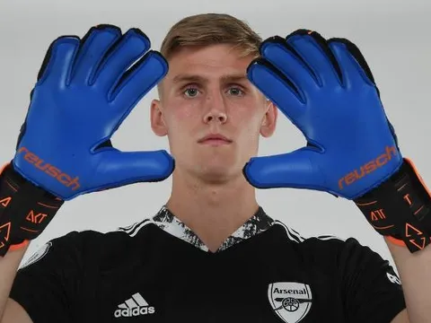 Tân binh Alex Runarsson khoe số áo, ra mắt Arsenal cực 'ngầu'