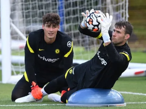 Tân binh Chelsea ra sân tập luyện cùng các đồng đội mới