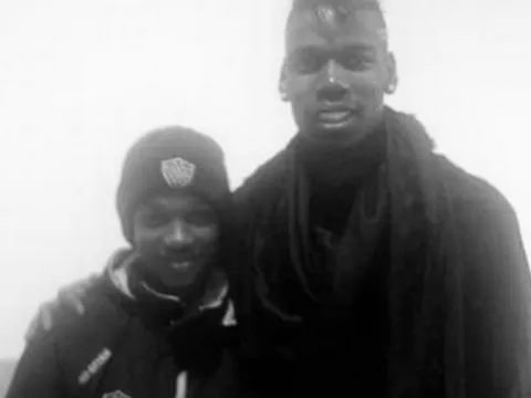 Tân binh chia sẻ hình ảnh thú vị với Pogba từ bé