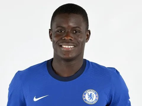 Tân binh của Chelsea chống cảnh sát, bảo vệ sự bình yên tại Nigeria