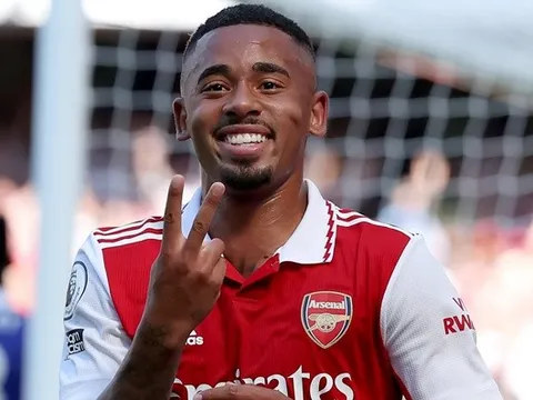 Tân binh Arsenal như 'chích doping', Leicester hoàn toàn bị nhấn chìm