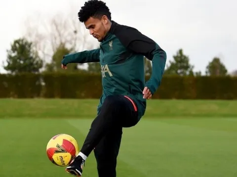 Tân binh Liverpool nhún nhảy, khoe số áo, e ấp trong vòng tay Van Dijk