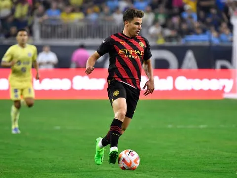 Tân binh Man City gây ấn tượng với đường chuyền siêu hạng