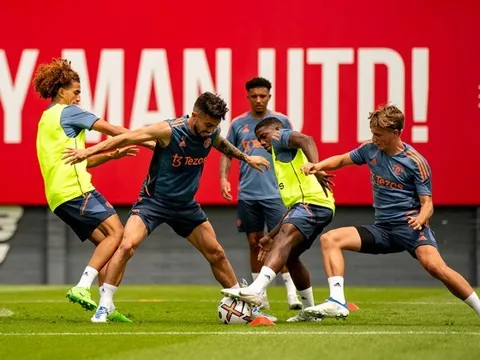 Tân binh Man Utd sớm 'thị uy' với đàn anh