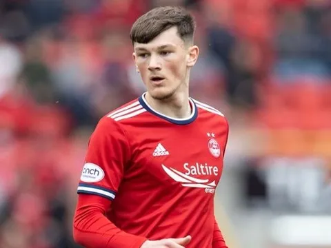 Tân binh thứ 3 đã đến Liverpool kiểm tra y tế